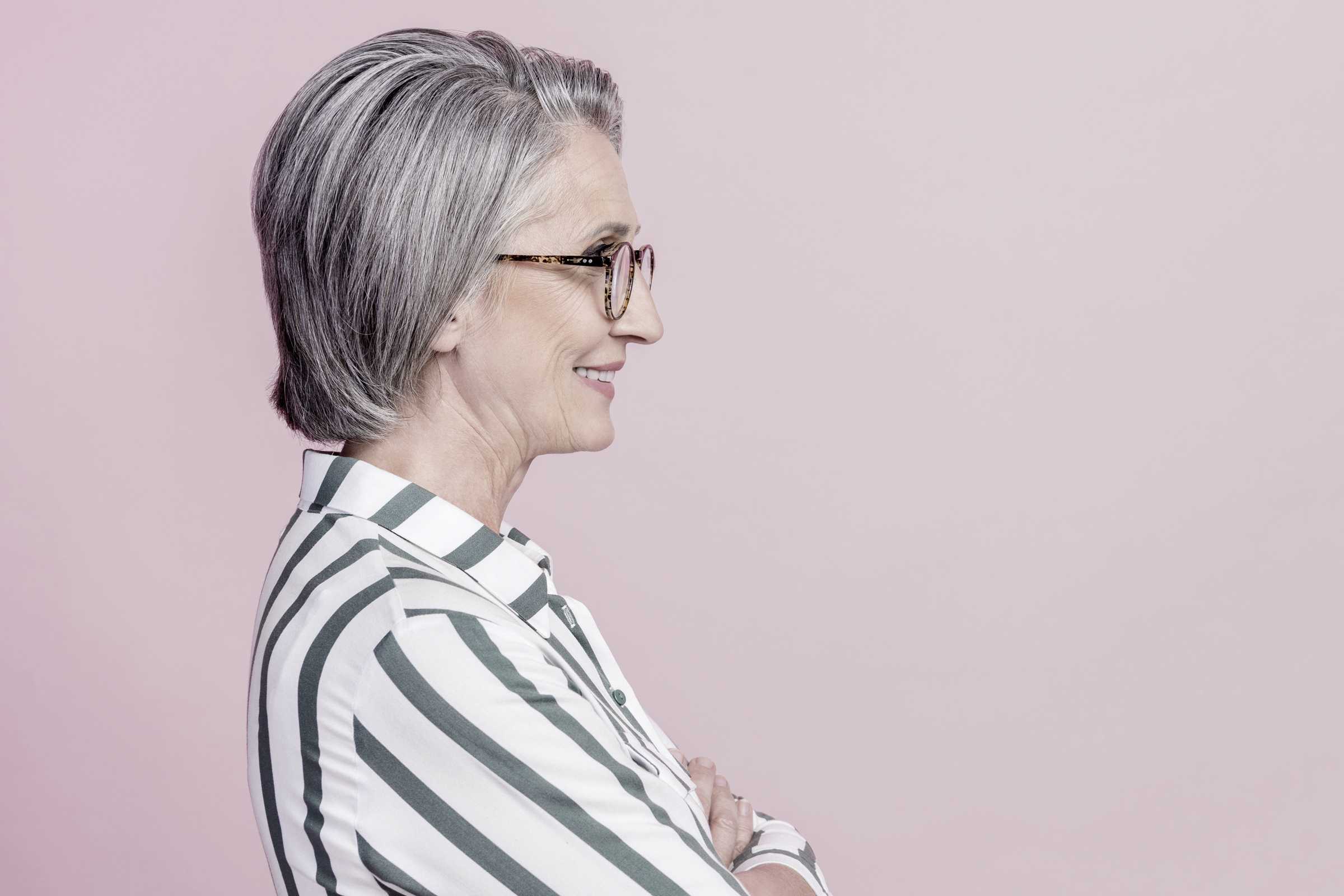 Portrait einer älteren Frau im Profil